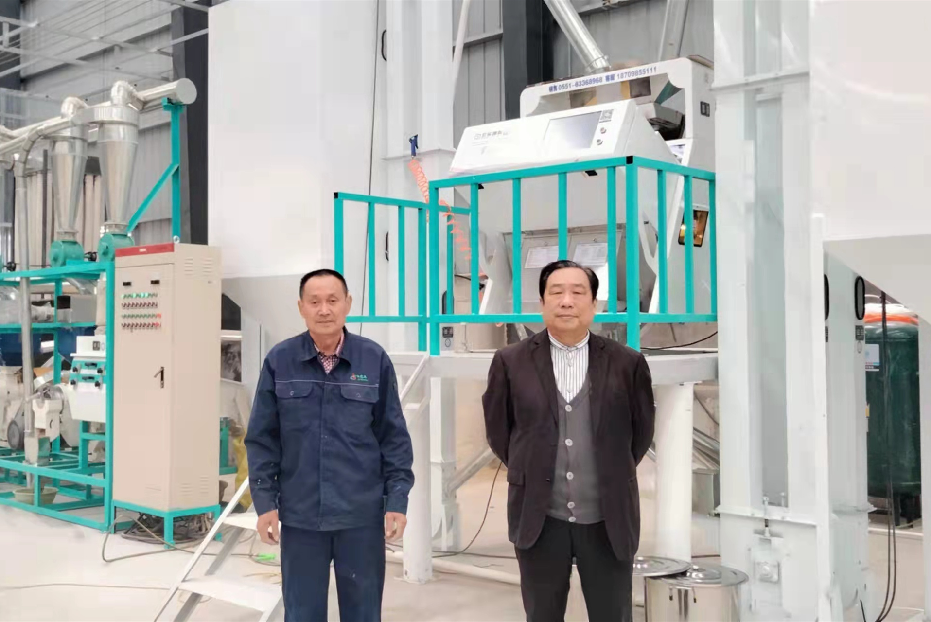 許昌小米加工設(shè)備客戶留念合影